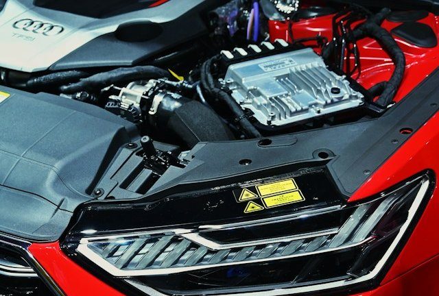 Motor de un auto de alta gama con el capó abierto